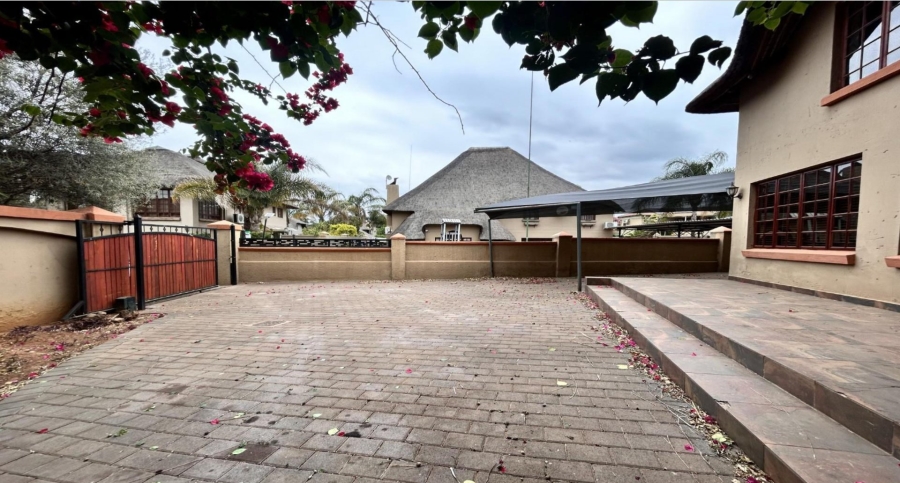 To Let 5 Bedroom Property for Rent in Melodie North West